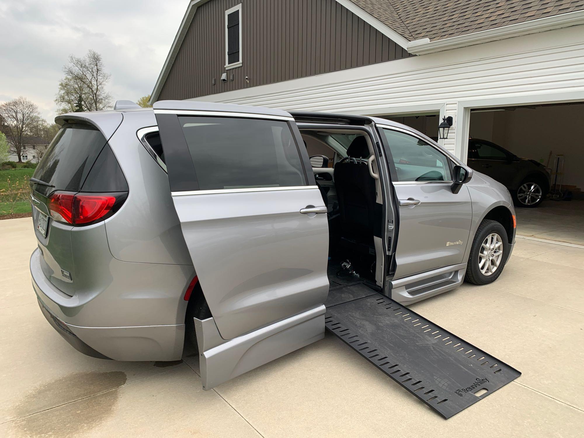 2017 Chrysler Pacifica BraunAbility Van 3,512 miles