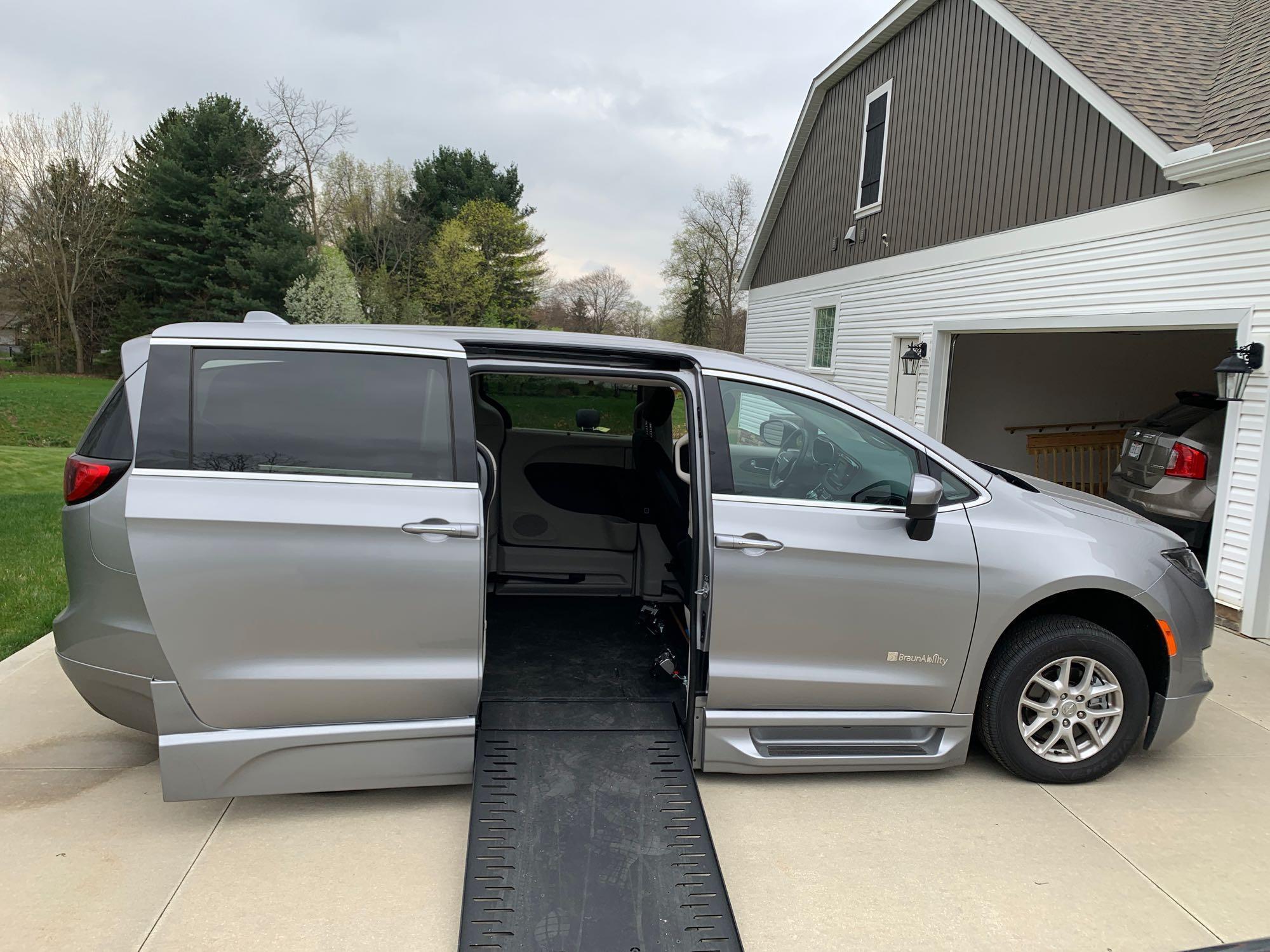 2017 Chrysler Pacifica BraunAbility Van 3,512 miles