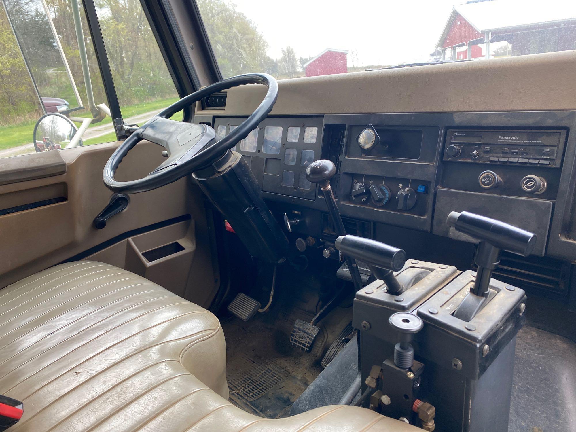 1989International 4900 truck,