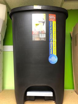 Glad 20 gallon step trash can