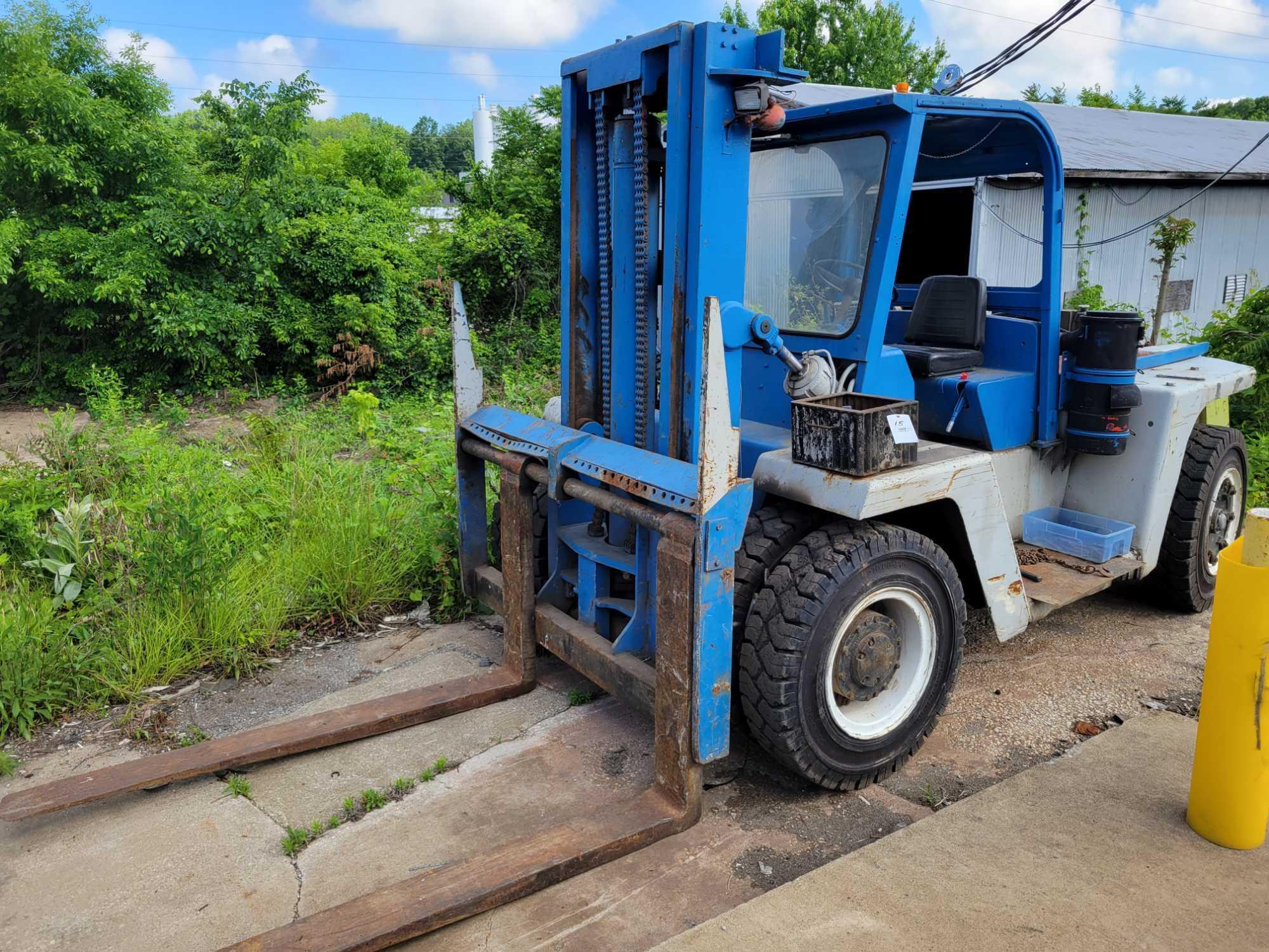 Clark tow motor 90487, needs brakes and master cylinder, 4,383 hrs.