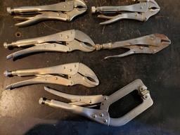 Adjustable locking pliers