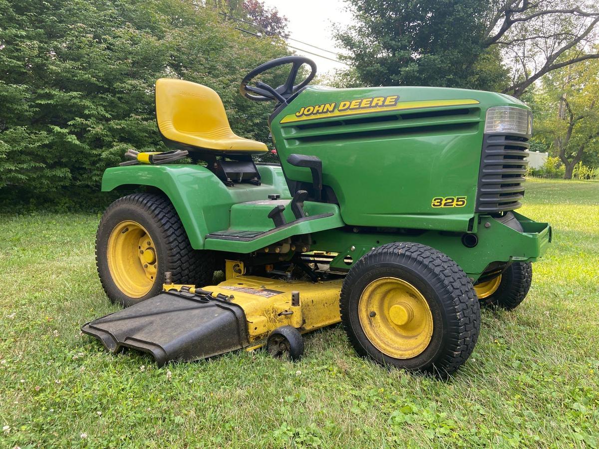 John Deere 325 Lawn Tractor