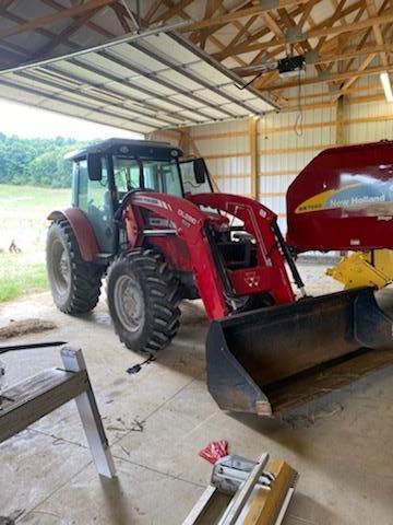 Clean Massey Ferguson HD Series 2680 4x4 diesel tractor with loader - Only 680Hrs!