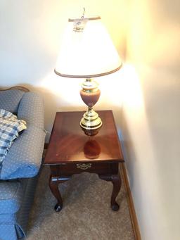 Queen Anne Style End Table with Lamp