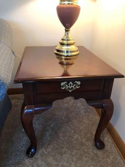 Queen Anne Style End Table with Lamp