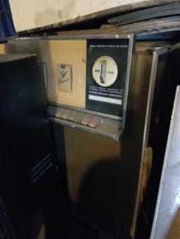 Altieris cigarette machine, no key