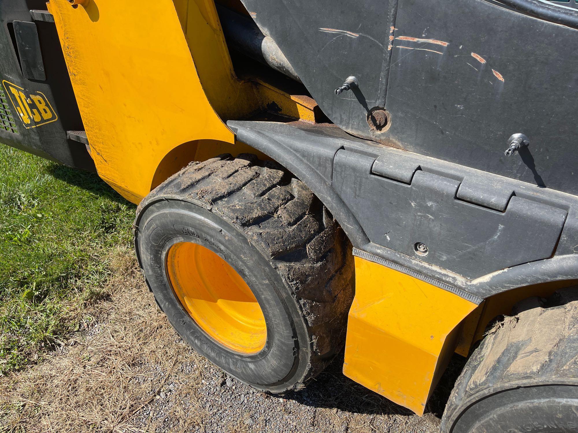 JCB skid loader w material bucket. Remotes. 185 series 3. Shows 1132hrs.