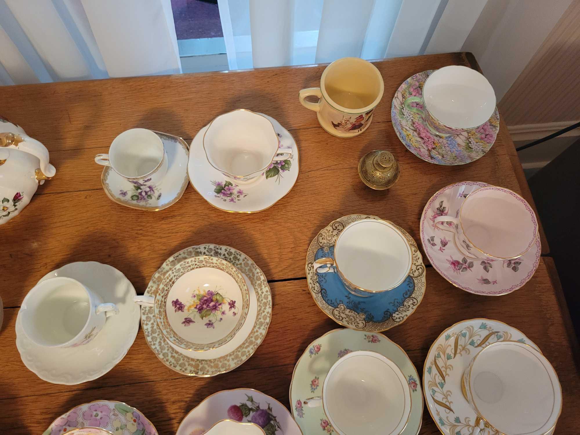 Cups and saucers, red tumblers, covered hen, sadler teapot