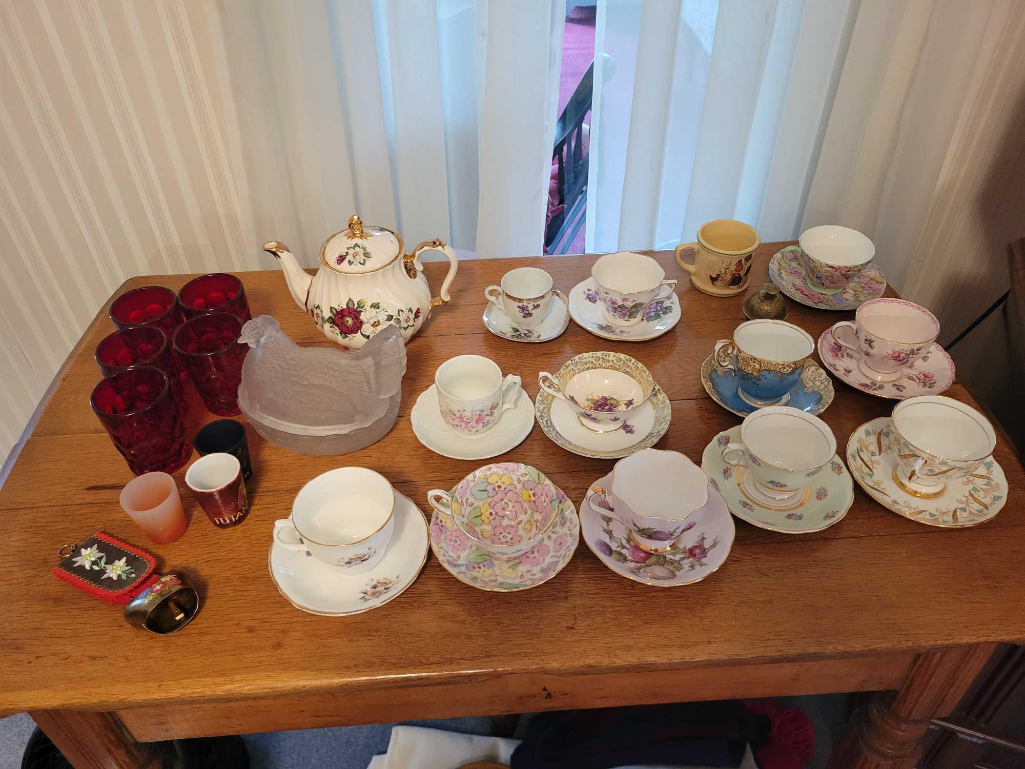 Cups and saucers, red tumblers, covered hen, sadler teapot