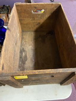 Vintage Saegertown ginger ale crate