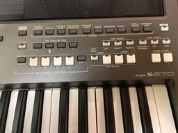 Yamaha PSR-S670 keyboard organ w/ foldaway stand.