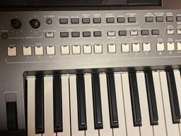 Yamaha PSR-S670 keyboard organ w/ foldaway stand.