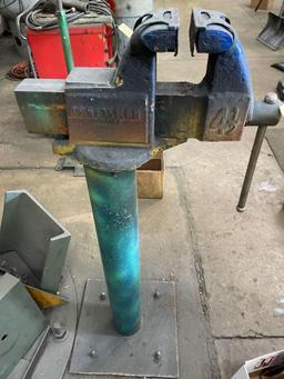 Pedestal craftsman 4 1/2in vise