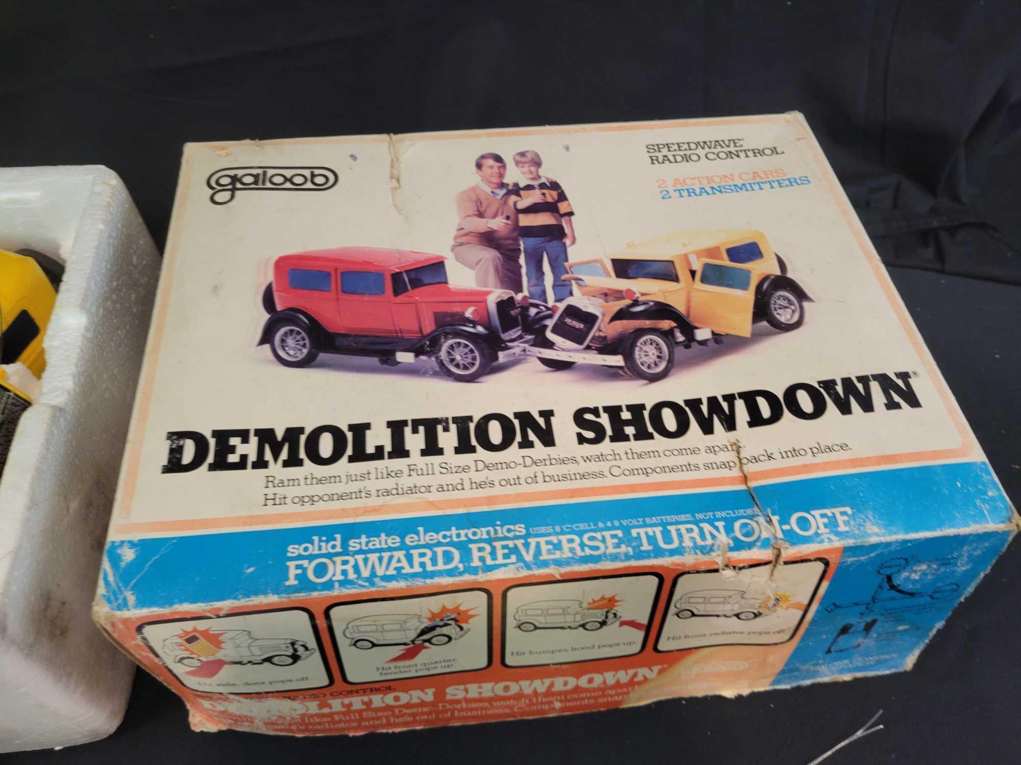 Galoob demolition showdown set, 2 action cars, remote control