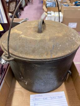Vintage cast iron Dutch oven pot