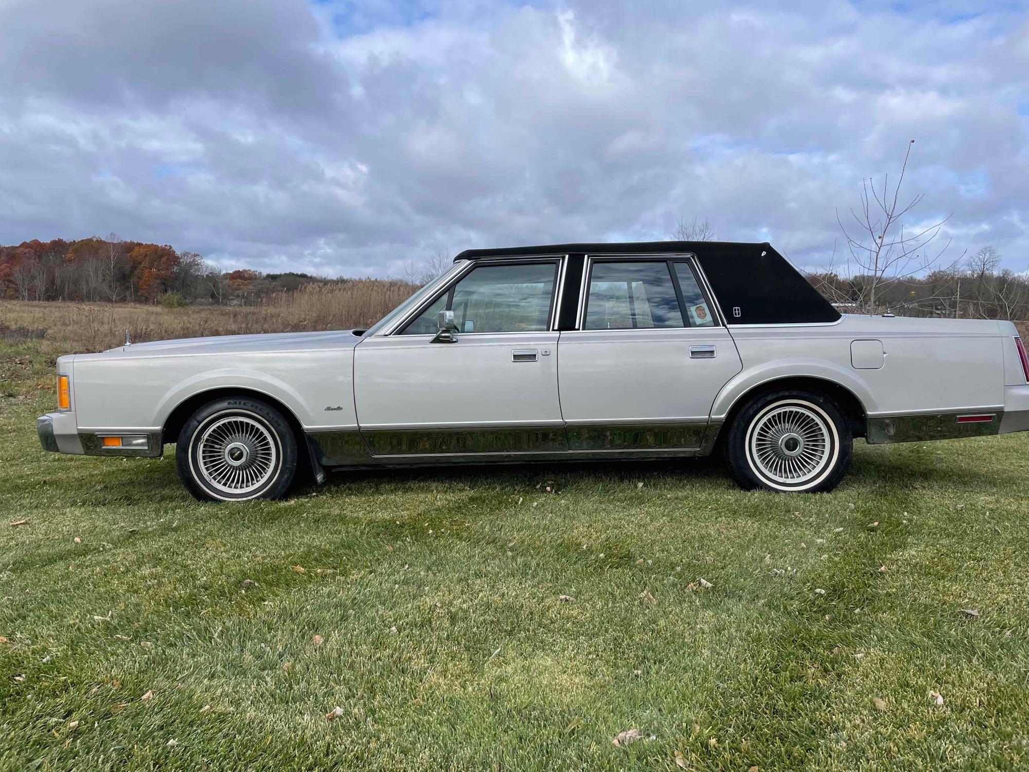 1989 Lincoln town car only 80K runs great CLASSIC!!!