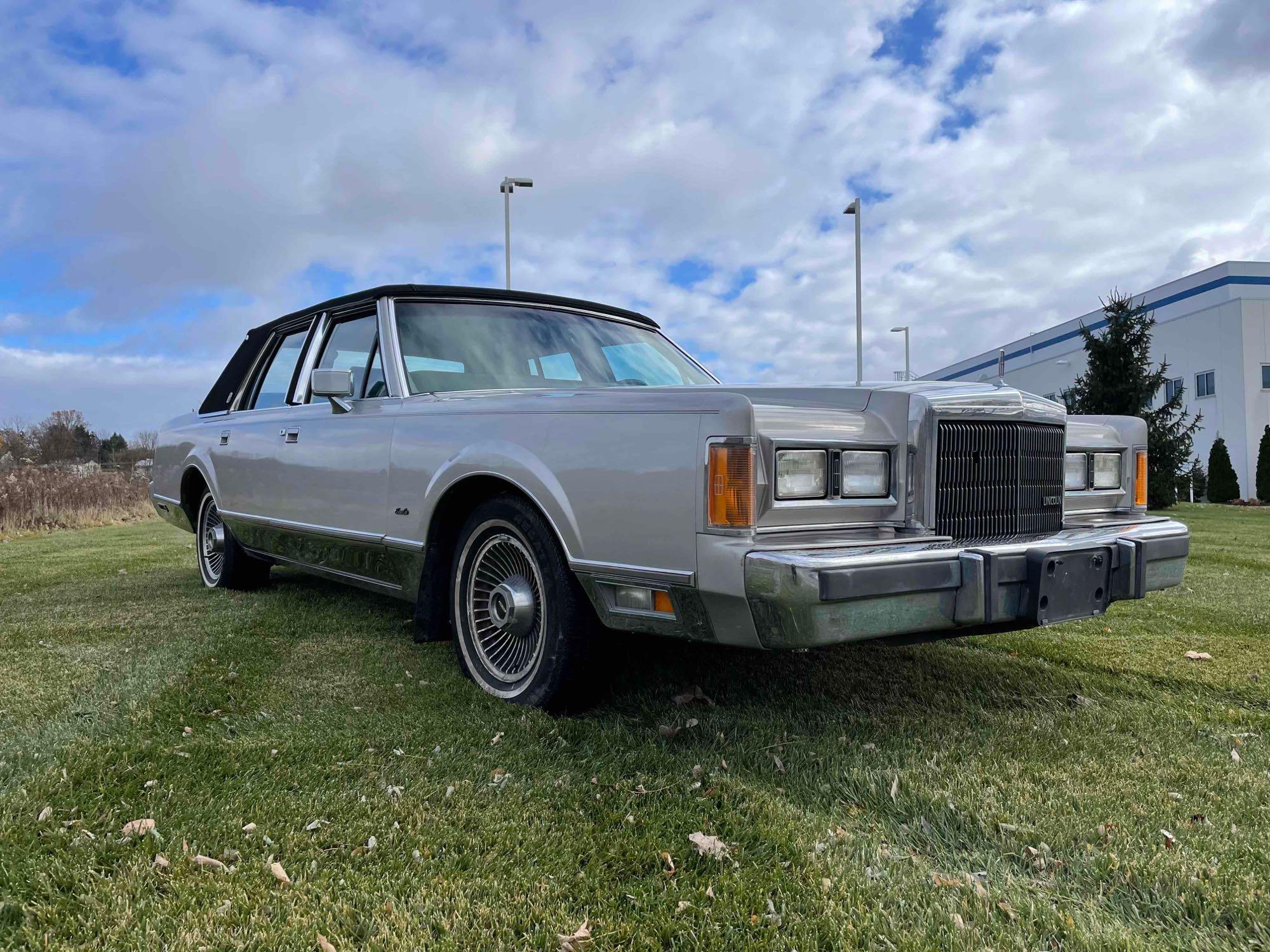 1989 Lincoln town car only 80K runs great CLASSIC!!!