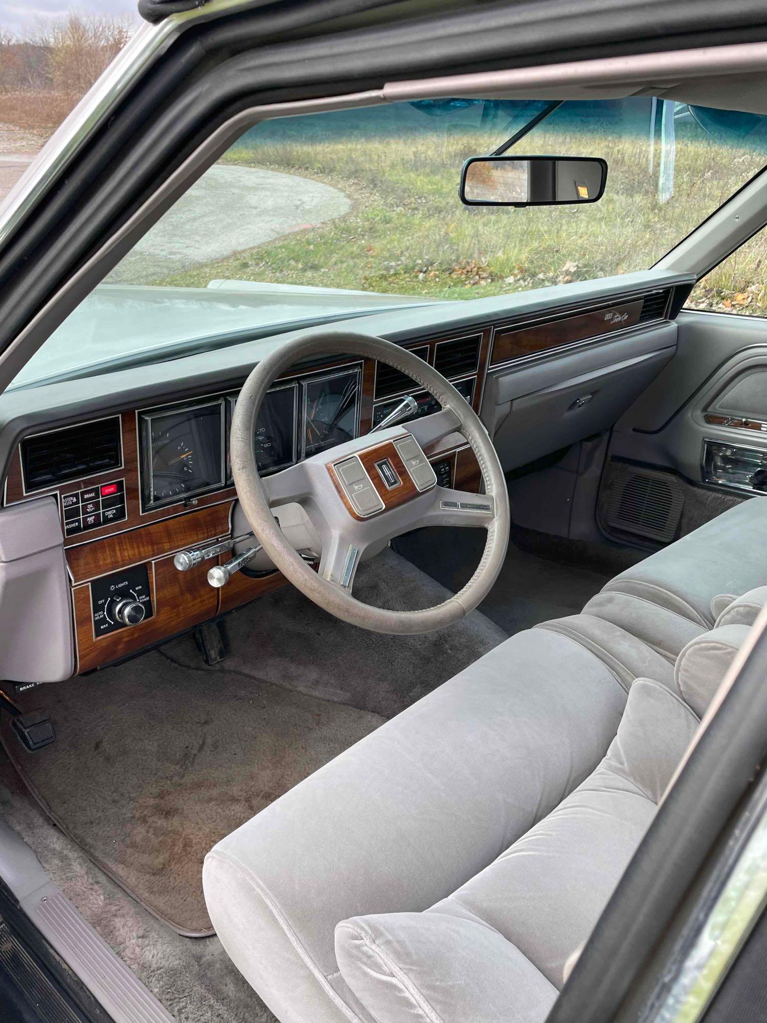 1989 Lincoln town car only 80K runs great CLASSIC!!!
