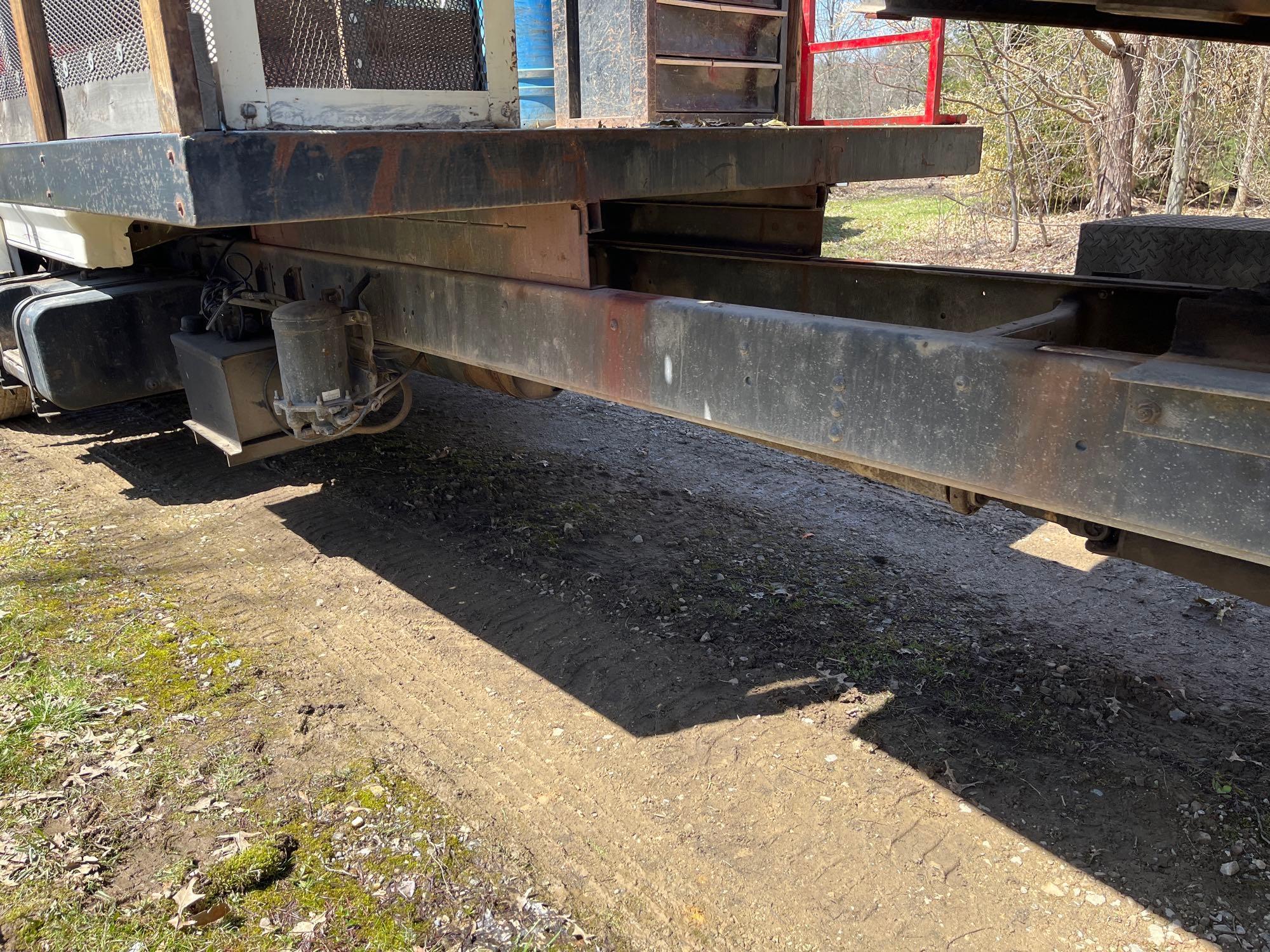 1995 Ford F800 with 20' flatbed