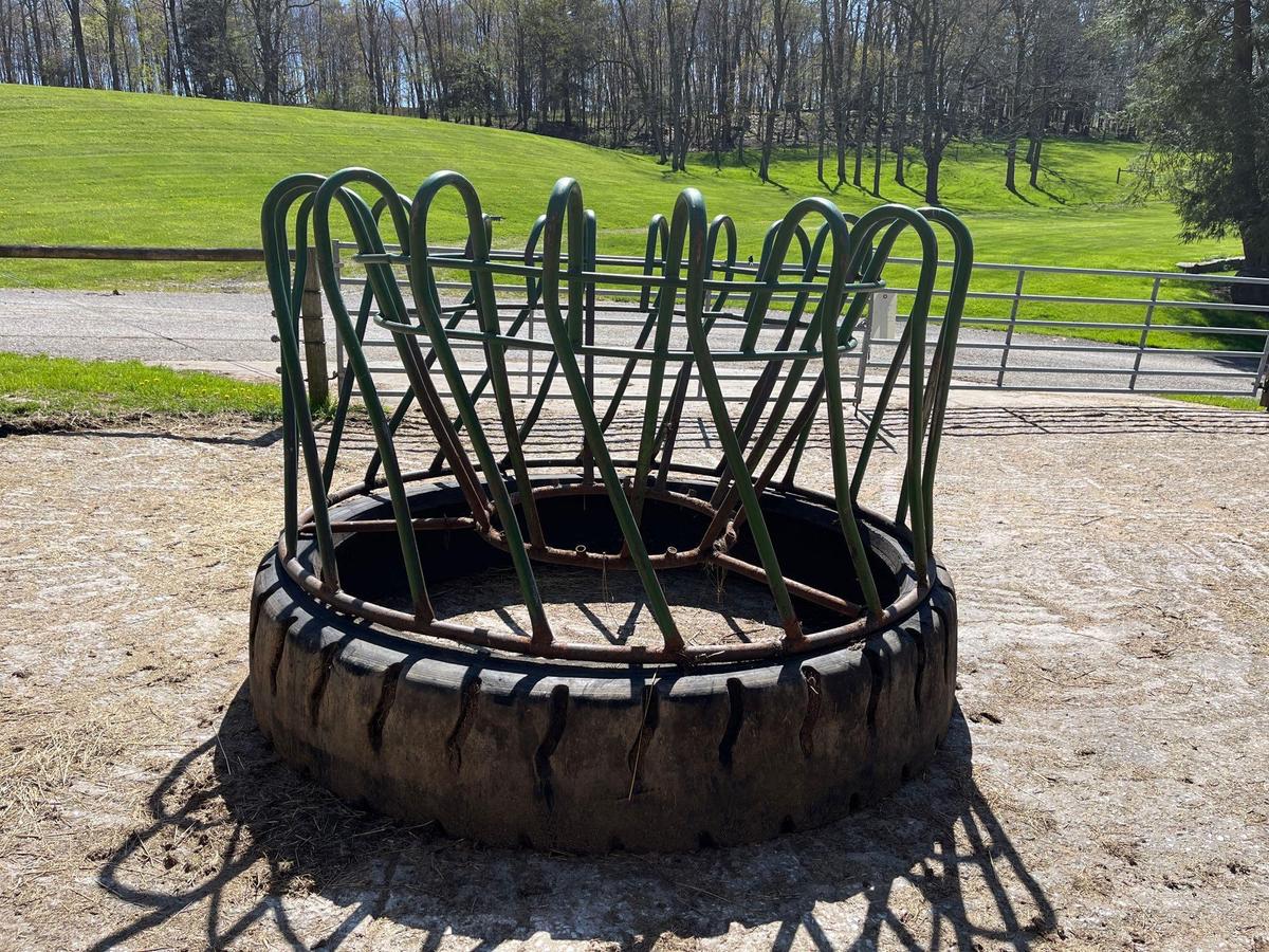 HAY SAVER BALE FEEDER ON RUBBER TIRE