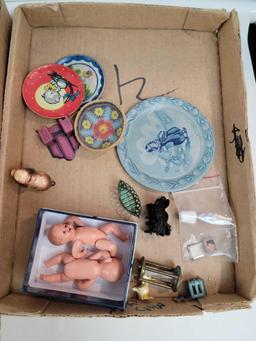 Assorted miniatures and tin litho toys