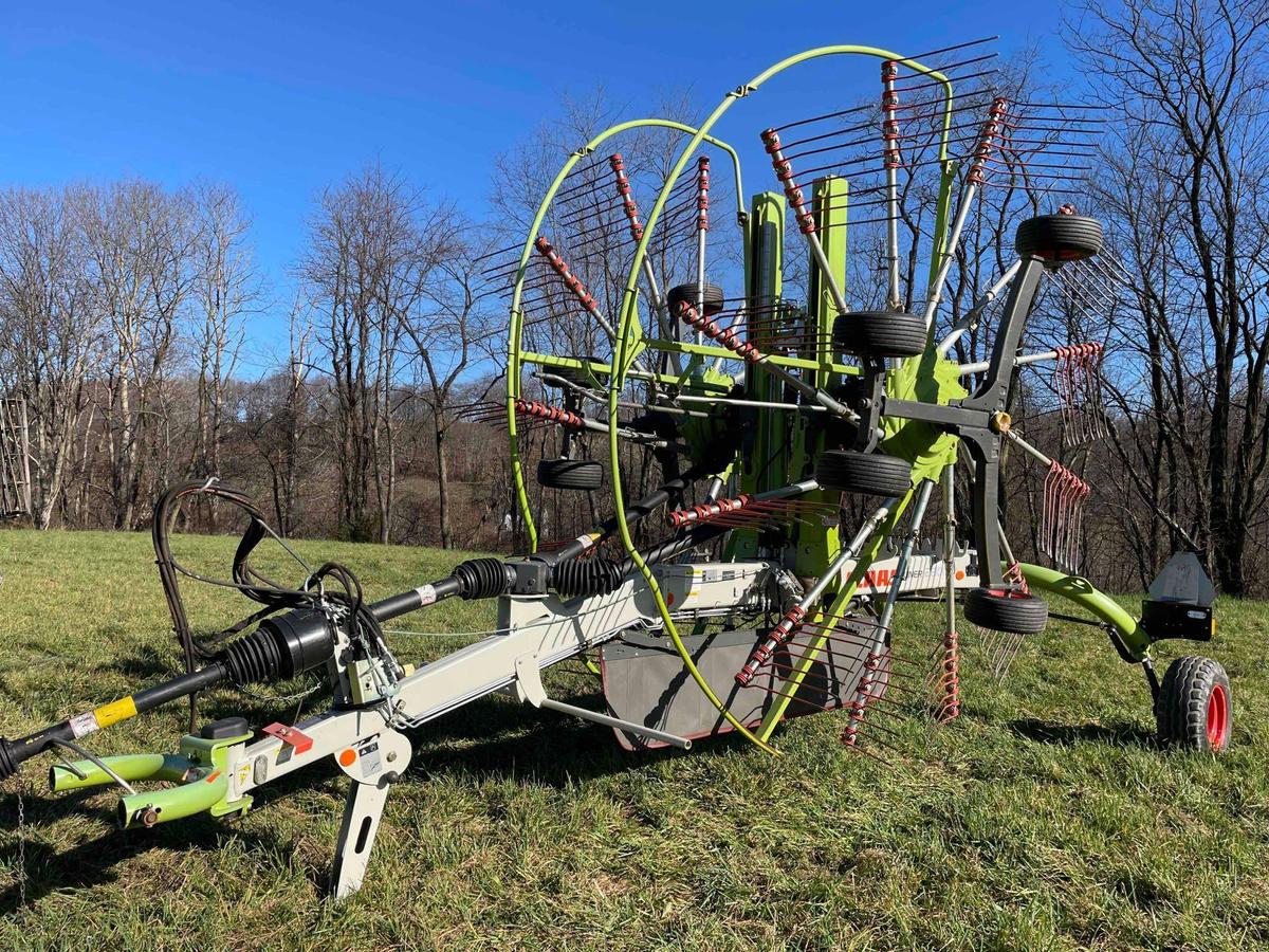 2017 Claas liner 2800 double rotary rake, one owner, hyd. fold