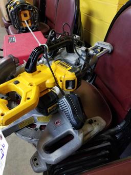 DeWalt 20v power miter saw with charger, works