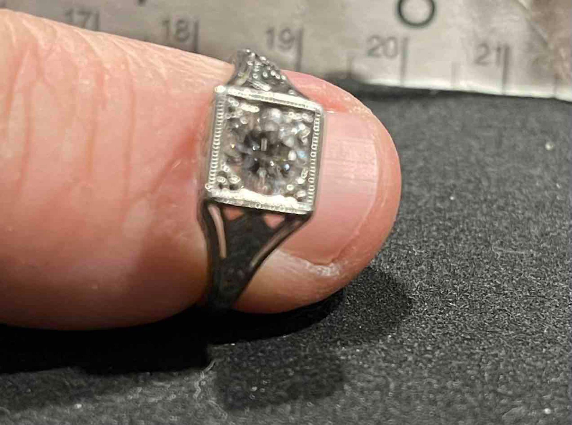 Approx (.62 Ct) (VS2) (SI)(G-H) (1.9) Platinum ring