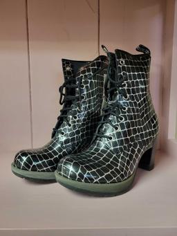 Dr. martens boots womens 7