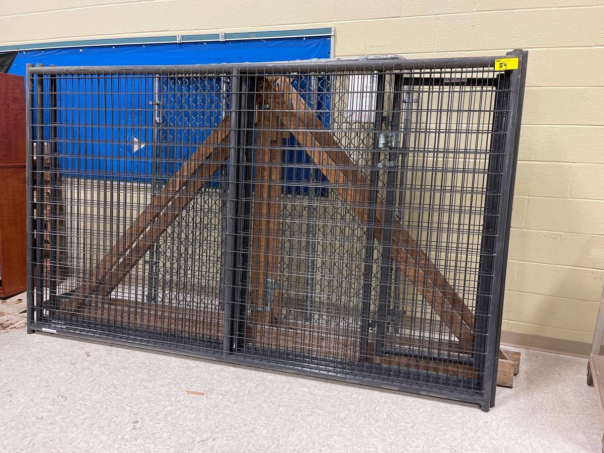 Tarter dog kennel 4 panels 1 has a gate