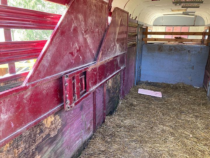 1996 Valley gooseneck 3 horse slant trailer