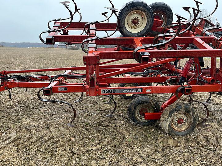 Case IH 4300 24 ft field cultivator with rear hitch