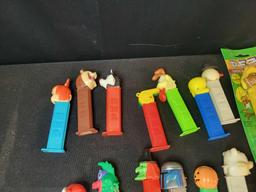 Large box of loose Pez and some in packs, Star Wars, Looney Tunes, Disney