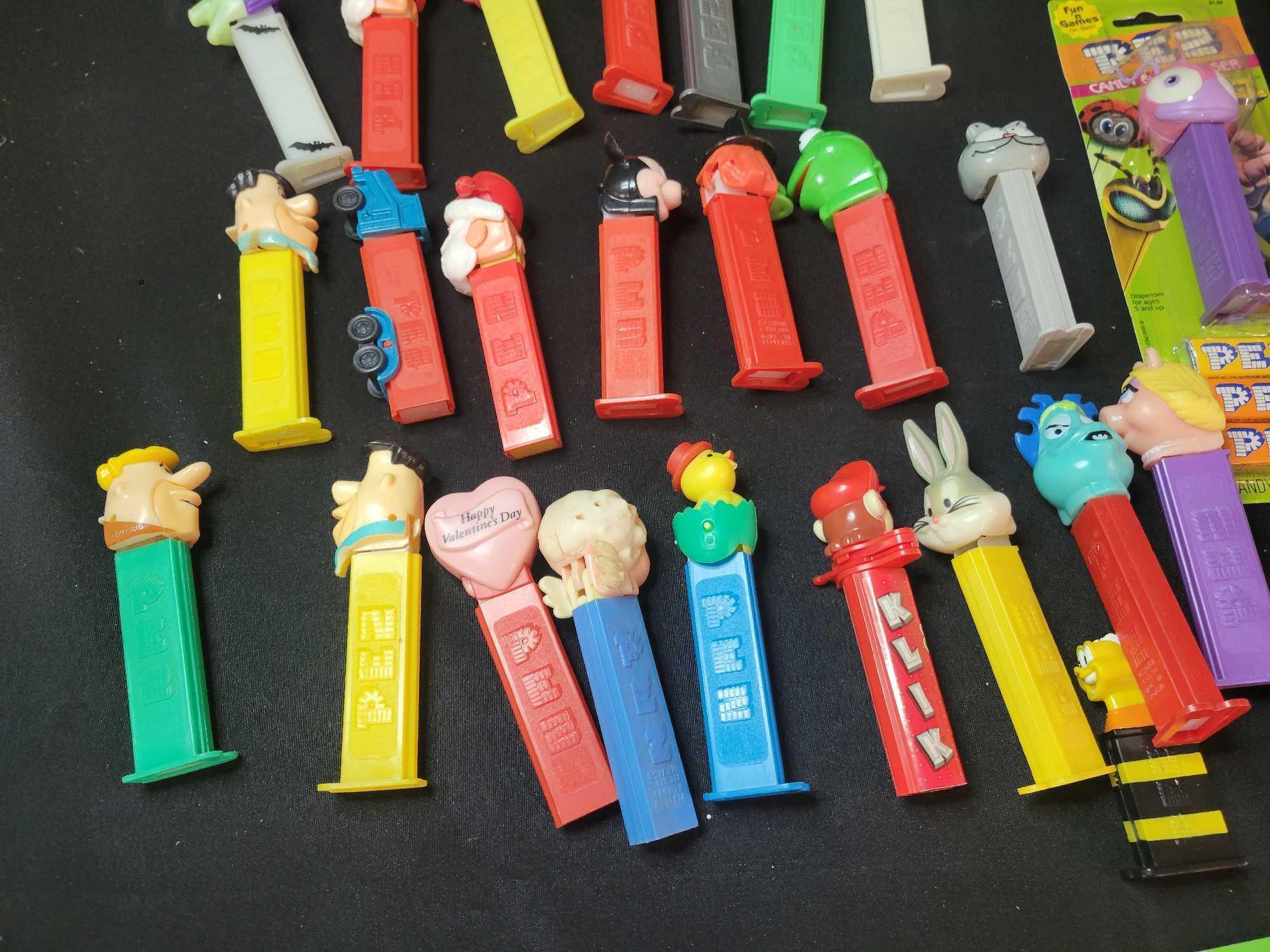 Large box of loose Pez and some in packs, Star Wars, Looney Tunes, Disney