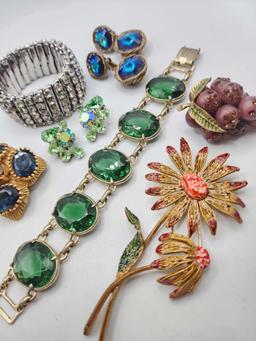 Vintage costume jewelry lot: pins, earrings, bracelets