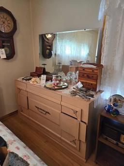 3pc Blonde Bedroom Suite w/ Full Size Bed, Chest of Drawers & Dresser w/ Mirror