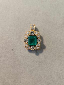 Lady's 18k yellow gold pendant with an imitation emerald