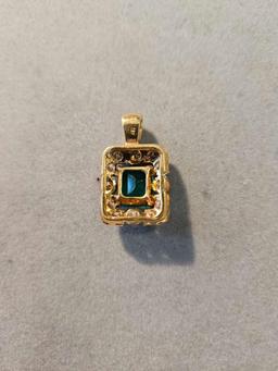 Lady's 18k yellow gold pendant with an imitation emerald