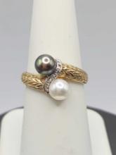 Beautiful 10k gold 2 colored cultured pearl ring, size 7