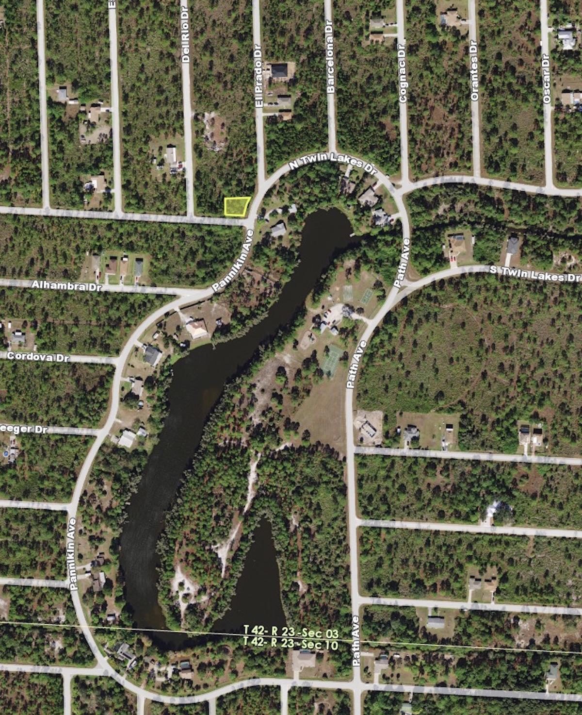 BECOME A FLORIDA SNOWBIRD! Corner Property Just Footsteps Away from Bisset Park and a Lake!
