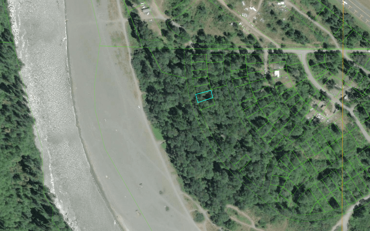 Scenic Wooded Lot in Northwestern California by the Klamath River!