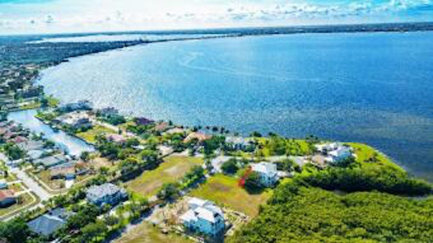 Walk to Whidden Bay in Charlotte County, Florida!