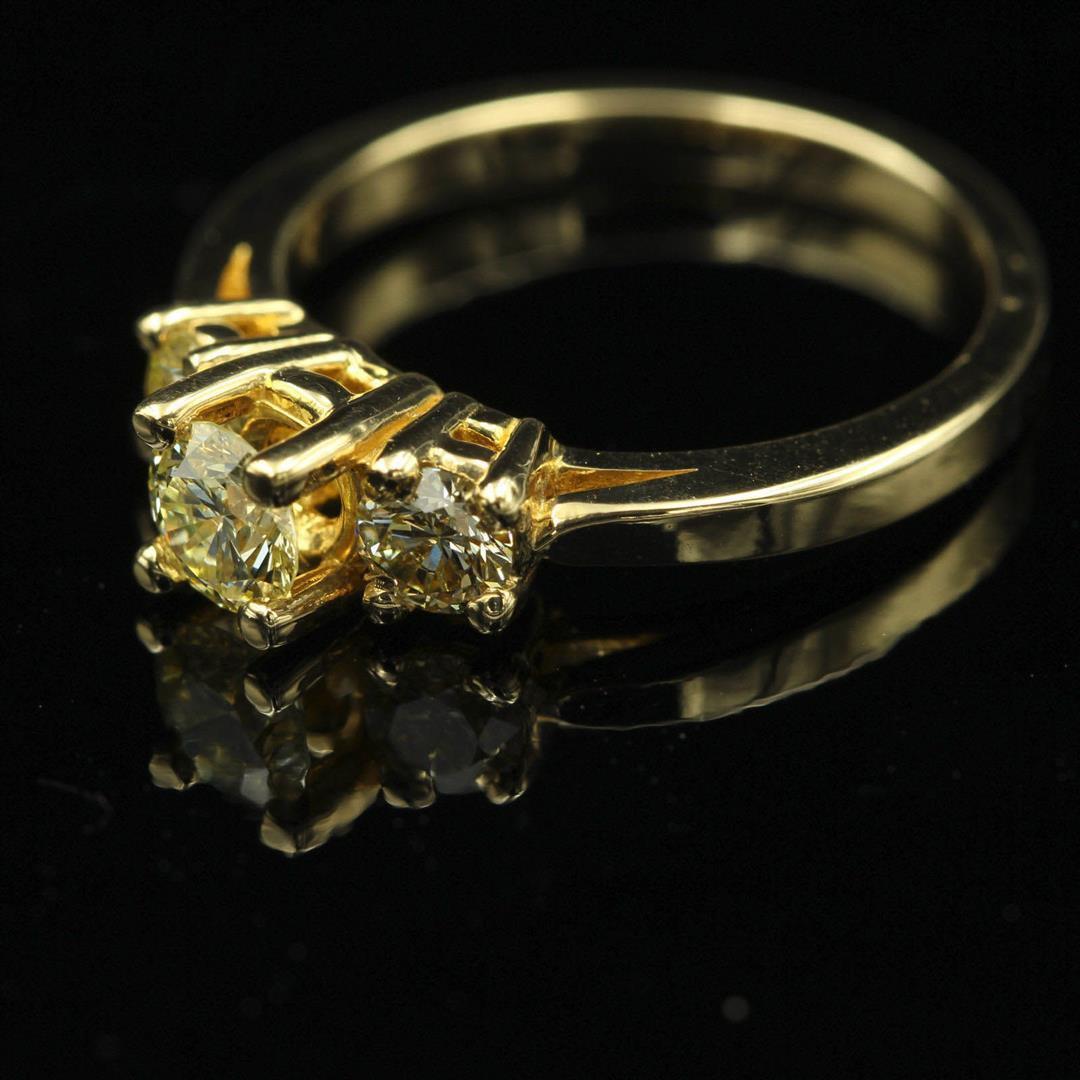 0.81 ctw Diamond Ring - 14KT Yellow Gold