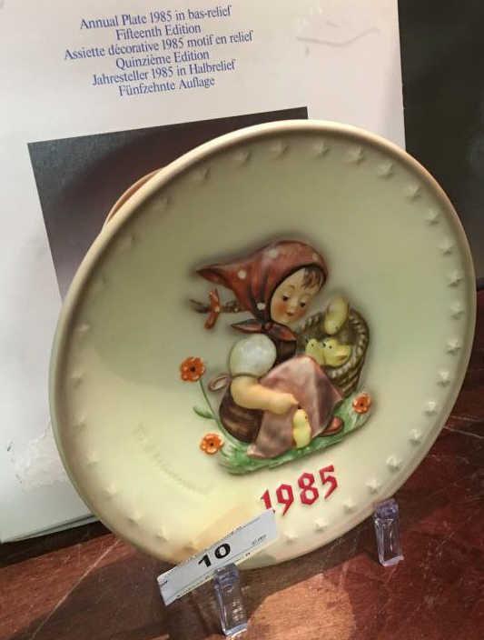 1985 Annual Gobel Hummel Bas-Reflief Plate w Box