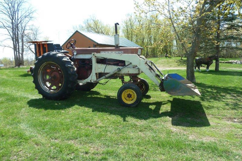 Farmall 560 Gas Tractor w/Loader