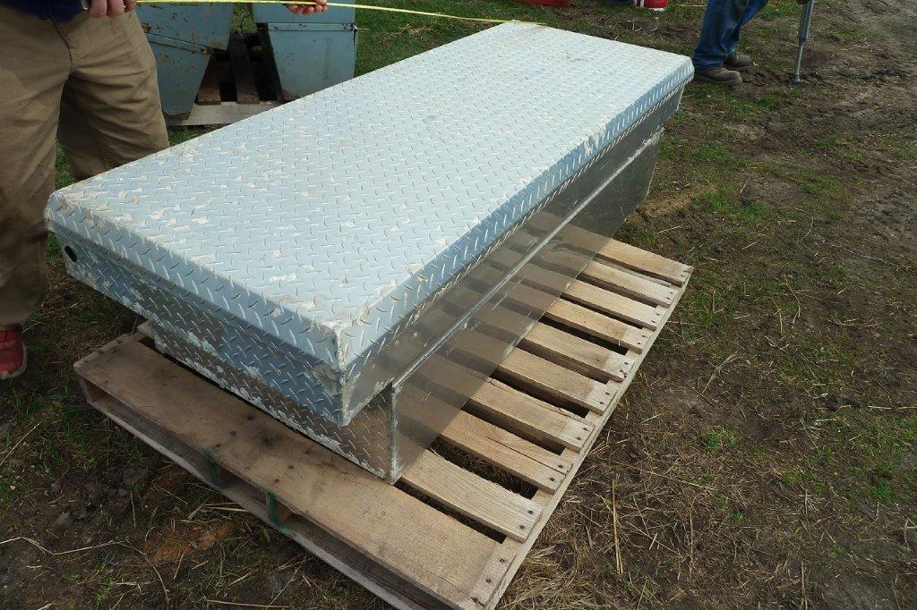 Aluminum truck tool box