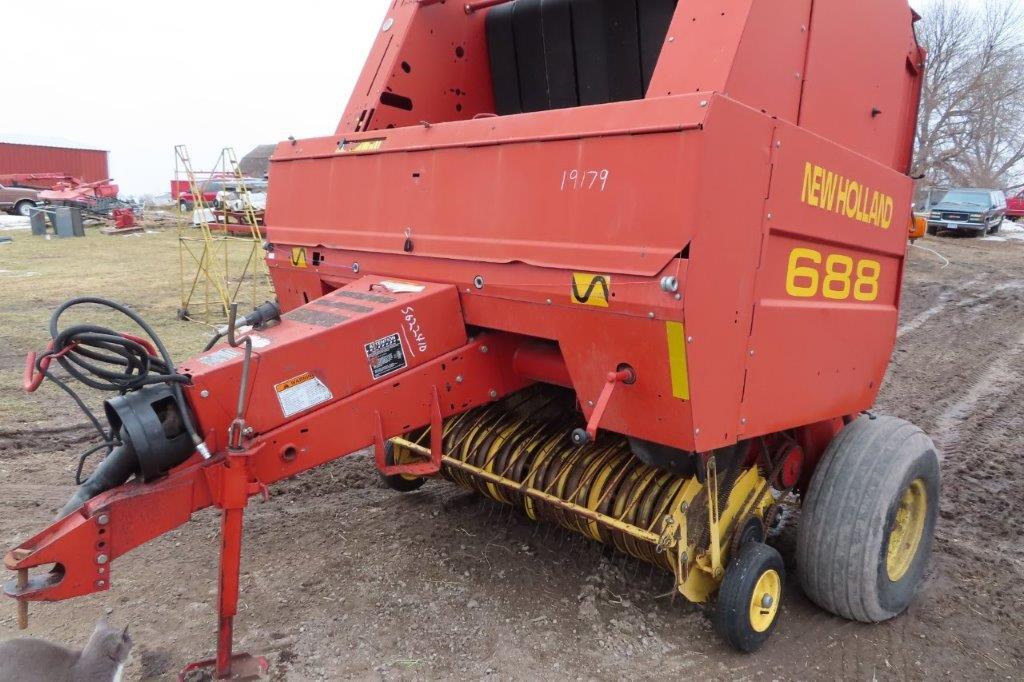 688 New Holland Round Baler