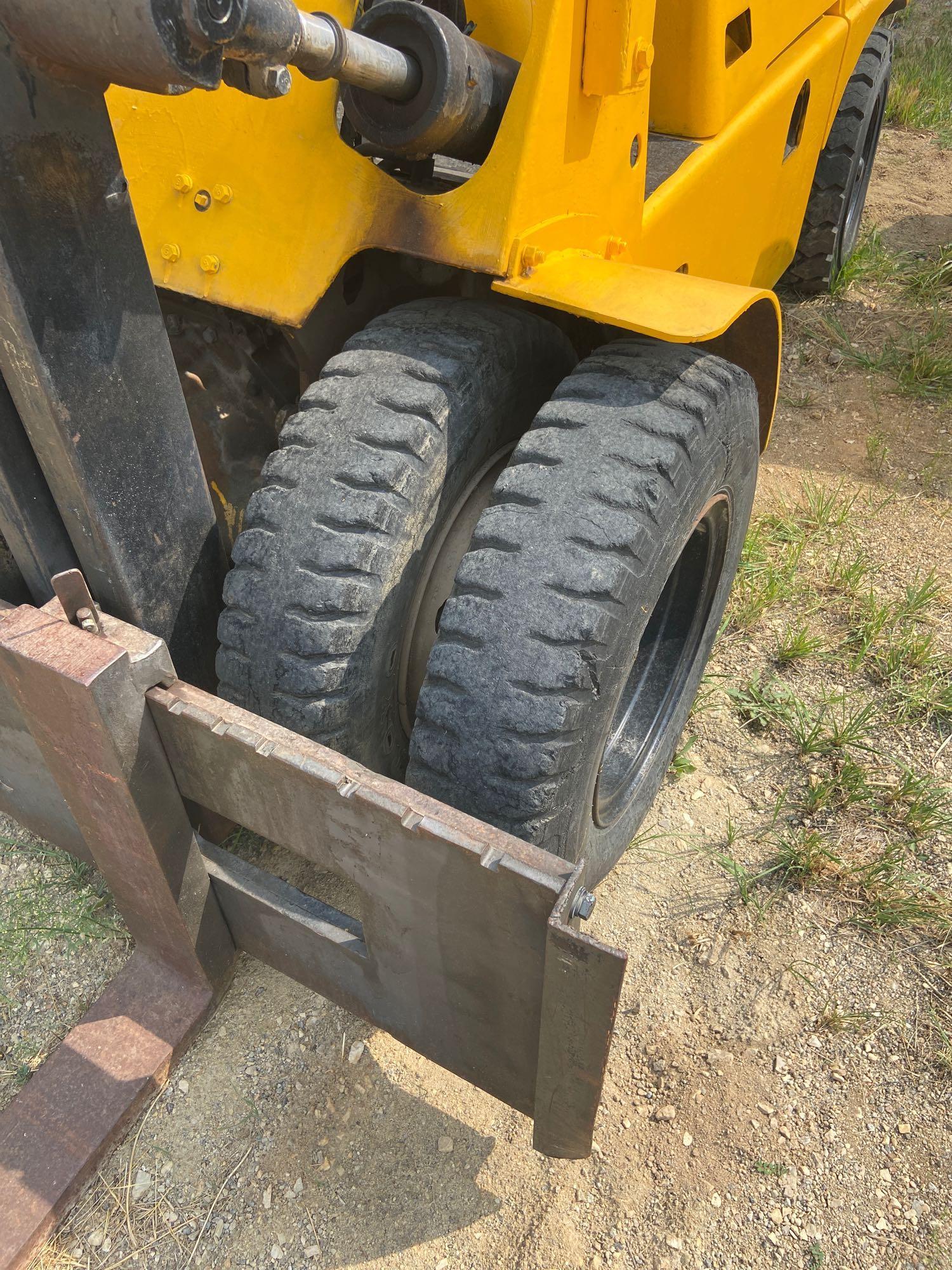 Toyota forklift with dual front tires