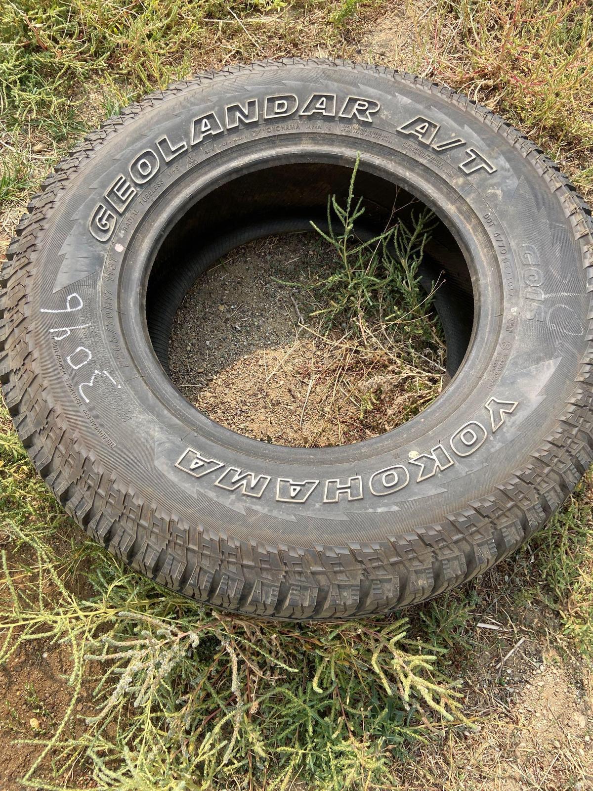 Single P265/70R 17 tire